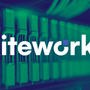 Logo Kiteworks devant une baie de serveurs et de disques durs en rack