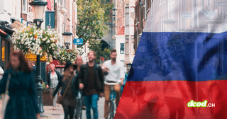 Rue commerçante européenne avec des passants, superposée au drapeau russe, illustrant les opérations en zone grise en Europe.