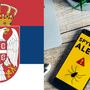 Smartphone affichant une alerte au logiciel espion à côté du drapeau de la Serbie, illustrant l'espionnage d'opposants politiques via Pegasus et NoviSpy.