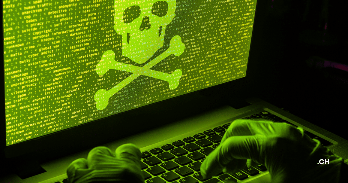 Mains gantées sur un ordinateur portable affichant du code vert et une tête de mort, illustrant la cyberattaque de ShinyHunters contre le groupe Clop.