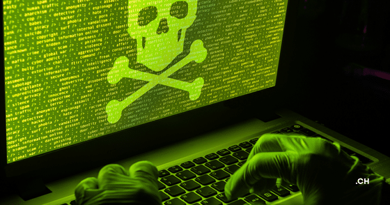 Mains gantées sur un ordinateur portable affichant du code vert et une tête de mort, illustrant la cyberattaque de ShinyHunters contre le groupe Clop.