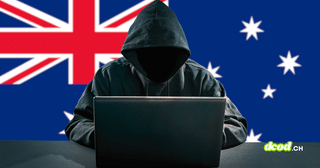Une figure de pirate informatique encagoulée et anonyme est assise derrière un ordinateur portable ouvert, son visage dans l'ombre. En arrière-plan, le drapeau de l'Australie symbolise l'origine des suspects. Un petit logo circulaire 'dcod .CH' est visible dans le coin inférieur droit.