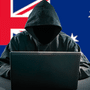 Une figure de pirate informatique encagoulée et anonyme est assise derrière un ordinateur portable ouvert, son visage dans l'ombre. En arrière-plan, le drapeau de l'Australie symbolise l'origine des suspects. Un petit logo circulaire 'dcod .CH' est visible dans le coin inférieur droit.