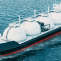 Vue aérienne d'un navire méthanier doté de réservoirs sphériques blancs naviguant sur l'océan