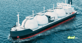 Vue aérienne d'un navire méthanier doté de réservoirs sphériques blancs naviguant sur l'océan