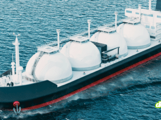 Vue aérienne d'un navire méthanier doté de réservoirs sphériques blancs naviguant sur l'océan