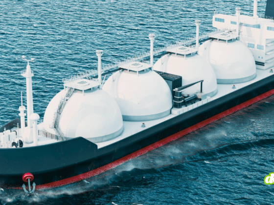 Vue aérienne d'un navire méthanier doté de réservoirs sphériques blancs naviguant sur l'océan