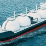 Vue aérienne d'un navire méthanier doté de réservoirs sphériques blancs naviguant sur l'océan