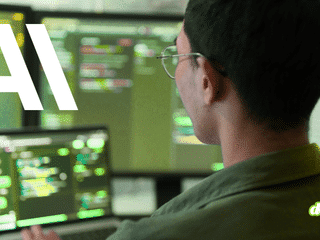 Développeur analysant du code informatique sur des écrans avec le sigle AI, illustrant l'audit automatisé