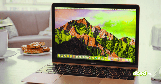 Ordinateur portable Apple MacBook ouvert affichant le bureau de macOS sur une table, illustrant le système d'exploitation et ses paramètres de sécurité Full Disk Access.