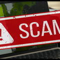 Ordinateur portable affichant une cartographie et estampillé d'un tampon d'alerte rouge avec la mention SCAM