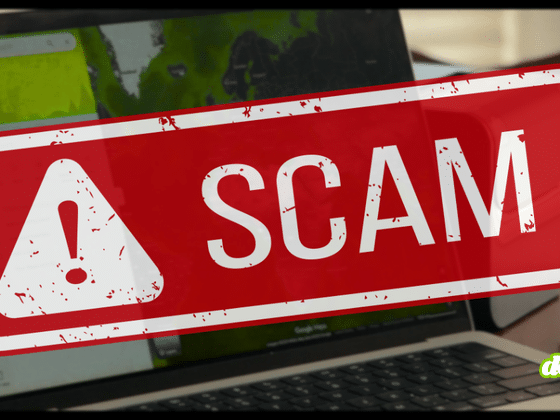 Ordinateur portable affichant une cartographie et estampillé d'un tampon d'alerte rouge avec la mention SCAM