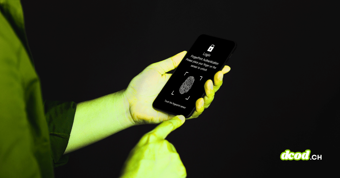 Mains tenant un smartphone affichant un écran d'authentification par empreinte digitale sur fond noir.