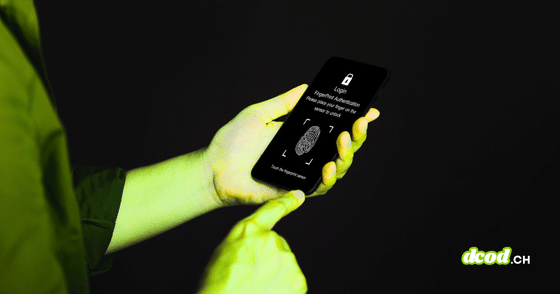 Mains tenant un smartphone affichant un écran d'authentification par empreinte digitale sur fond noir.