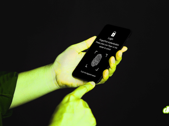 Mains tenant un smartphone affichant un écran d'authentification par empreinte digitale sur fond noir.