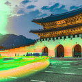 Porte Gwanghwamun éclairée de nuit à Séoul en Corée du Sud, avec des traînées lumineuses vertes et jaunes stylisées symbolisant les flux numériques et la cybersécurité.