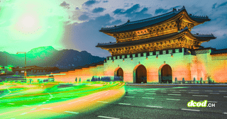 Porte Gwanghwamun éclairée de nuit à Séoul en Corée du Sud, avec des traînées lumineuses vertes et jaunes stylisées symbolisant les flux numériques et la cybersécurité.