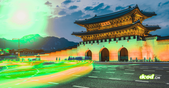 Porte Gwanghwamun éclairée de nuit à Séoul en Corée du Sud, avec des traînées lumineuses vertes et jaunes stylisées symbolisant les flux numériques et la cybersécurité.