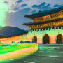 Porte Gwanghwamun éclairée de nuit à Séoul en Corée du Sud, avec des traînées lumineuses vertes et jaunes stylisées symbolisant les flux numériques et la cybersécurité.