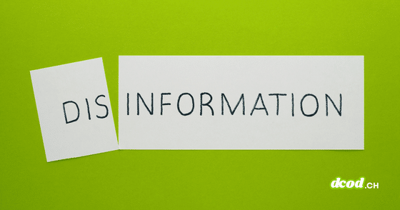Sur un fond vert vif, une feuille de papier blanche a été coupée en deux, séparant le mot « DISINFORMATION » écrit en lettres capitales noires. Le petit morceau de gauche, légèrement incliné, porte l'inscription « DIS », tandis que le grand morceau de droite affiche « INFORMATION ».