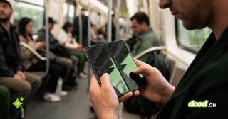 Gros plan sur un smartphone pliable tenu en main, montrant une fissure prononcée et un pli marqué au centre de l'écran intérieur éteint.