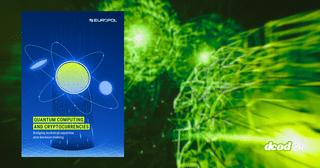 Visuel DCOD illustrant le rapport d'Europol « Quantum Computing and Cryptocurrencies », montrant la couverture officielle sur un fond abstrait de réseau numérique vert. Crédit : Europol / DCOD.