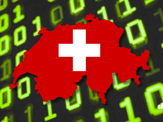 Carte de la Suisse aux couleurs du drapeau national sur fond de code binaire vert, illustrant la fuite de données touchant une victime suisse.
