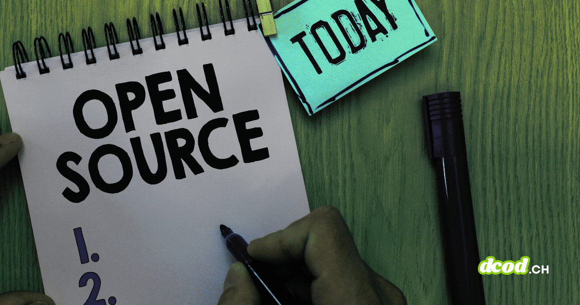 Main tenant un feutre noir au-dessus d'un carnet à spirales où est inscrit Open Source, illustrant le programme de sécurité de Google.