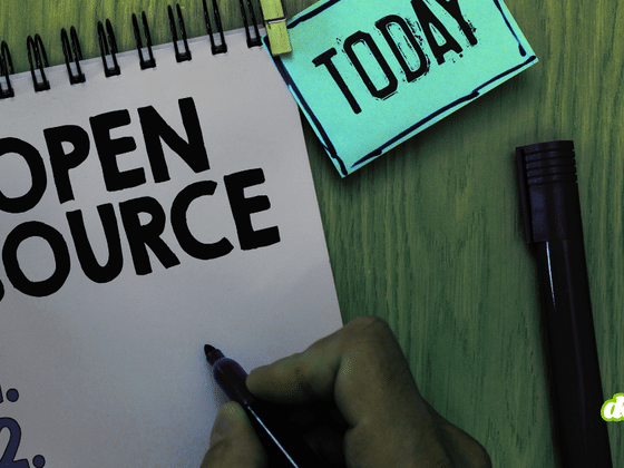 Main tenant un feutre noir au-dessus d'un carnet à spirales où est inscrit Open Source, illustrant le programme de sécurité de Google.
