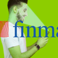 Un utilisateur scanné par reconnaissance faciale sur son smartphone devant le logo de la FINMA, illustrant la détection du vivant et la lutte contre les deepfakes dans la finance suisse.