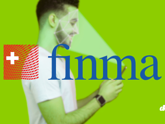 Un utilisateur scanné par reconnaissance faciale sur son smartphone devant le logo de la FINMA, illustrant la détection du vivant et la lutte contre les deepfakes dans la finance suisse.