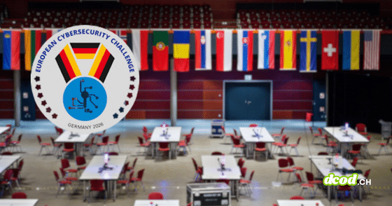 Vue générale de la grande salle de compétition de l'European Cybersecurity Challenge 2026 à Bochum avec les tables des délégations, surmontée des drapeaux des pays participants et du logo officiel de l'événement. — © Bochum Wirtschaftsentwicklung | Donna & der Blitz