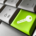 Clavier d'ordinateur avec une touche verte illustrant une clé d'accès pour sécuriser les connexions web