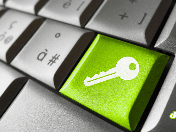 Clavier d'ordinateur avec une touche verte illustrant une clé d'accès pour sécuriser les connexions web