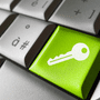 Clavier d'ordinateur avec une touche verte illustrant une clé d'accès pour sécuriser les connexions web