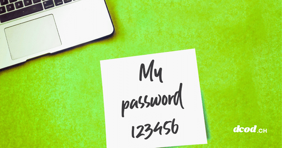 Note adhésive blanche posée à côté d'un clavier d'ordinateur portable sur fond vert, portant l'inscription manuscrite « My password 123456 ».