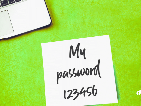Note adhésive blanche posée à côté d'un clavier d'ordinateur portable sur fond vert, portant l'inscription manuscrite « My password 123456 ».