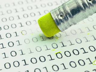 Gomme d'un crayon effaçant des lignes de code binaire sur du papier, illustrant l'effacement accidentel de données hospitalières au sein du NHS.