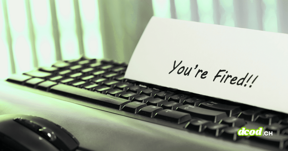 Clavier d'ordinateur avec un mot « You're Fired » posé dessus, illustrant le licenciement de chercheurs en sécurité chez OpenAI.
