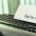 Clavier d'ordinateur avec un mot « You're Fired » posé dessus, illustrant le licenciement de chercheurs en sécurité chez OpenAI.