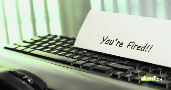 Clavier d'ordinateur avec un mot « You're Fired » posé dessus, illustrant le licenciement de chercheurs en sécurité chez OpenAI.