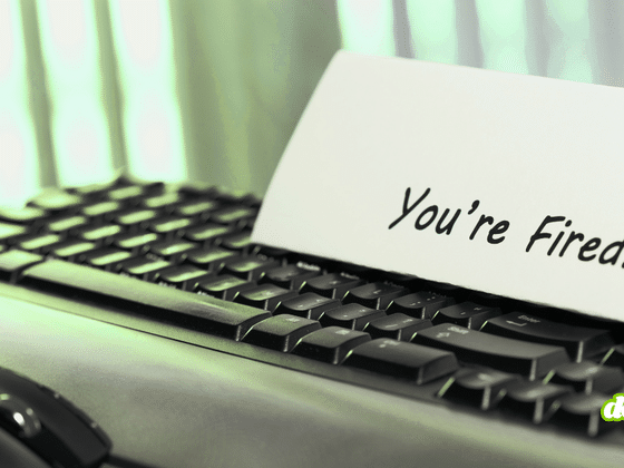 Clavier d'ordinateur avec un mot « You're Fired » posé dessus, illustrant le licenciement de chercheurs en sécurité chez OpenAI.