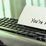 Clavier d'ordinateur avec un mot « You're Fired » posé dessus, illustrant le licenciement de chercheurs en sécurité chez OpenAI.