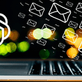 Logo blanc d'OpenAI et nuée d'icônes d'enveloppes d'e-mails flottant au-dessus d'un ordinateur portable ouvert.