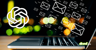 Logo blanc d'OpenAI et nuée d'icônes d'enveloppes d'e-mails flottant au-dessus d'un ordinateur portable ouvert.