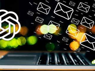 Logo blanc d'OpenAI et nuée d'icônes d'enveloppes d'e-mails flottant au-dessus d'un ordinateur portable ouvert.
