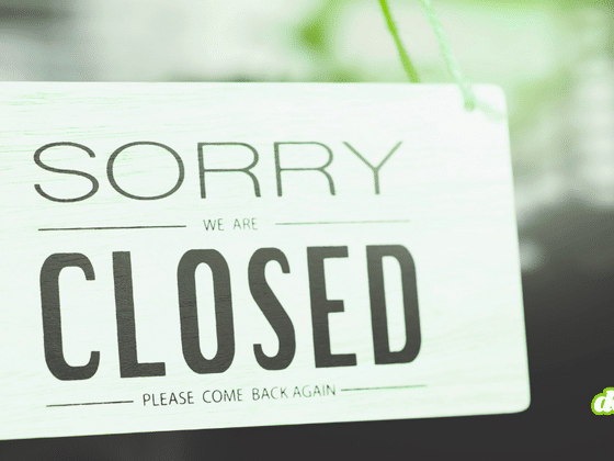 Panneau suspendu avec l'inscription « Sorry we are closed », illustrant le blocage de l'accès aux sites marchands pour les agents d'intelligence artificielle.