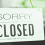 Panneau suspendu avec l'inscription « Sorry we are closed », illustrant le blocage de l'accès aux sites marchands pour les agents d'intelligence artificielle.
