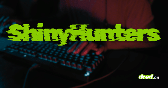 Mains d'un informaticien tapant sur un clavier rétroéclairé dans la pénombre, avec le nom du groupe cybercriminel ShinyHunters inscrit en lettres vertes stylisées.