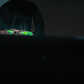Pirate informatique observant un écran dans l'obscurité avec des reflets verts sur ses verres de lunettes, illustrant le vol de données du FBI par ShinyHunters.